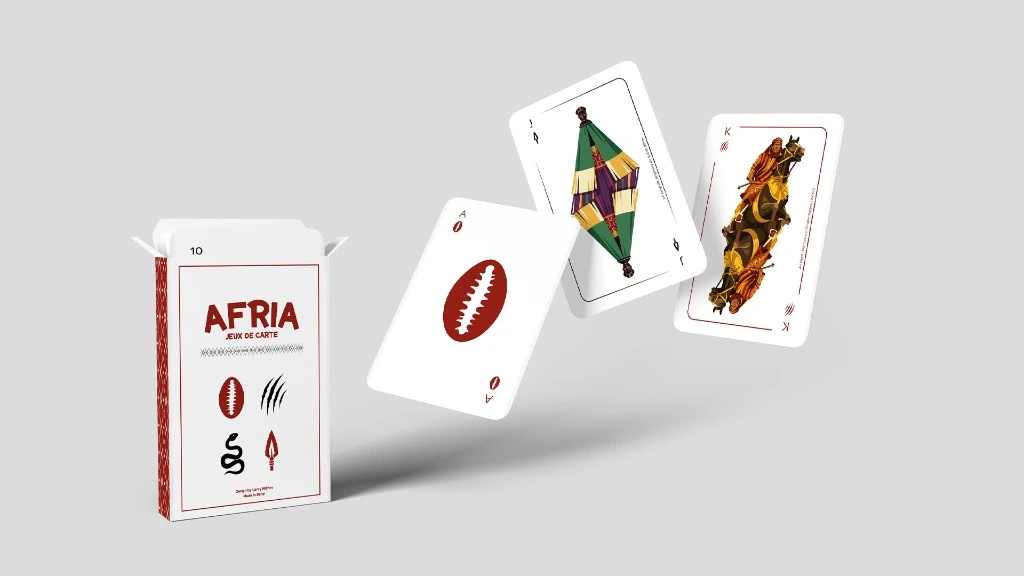 Boîte AFRIA ouverte avec cartes volantes As de Cauris, Valet et Roi